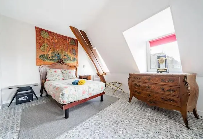 Castle View Bright Duplex